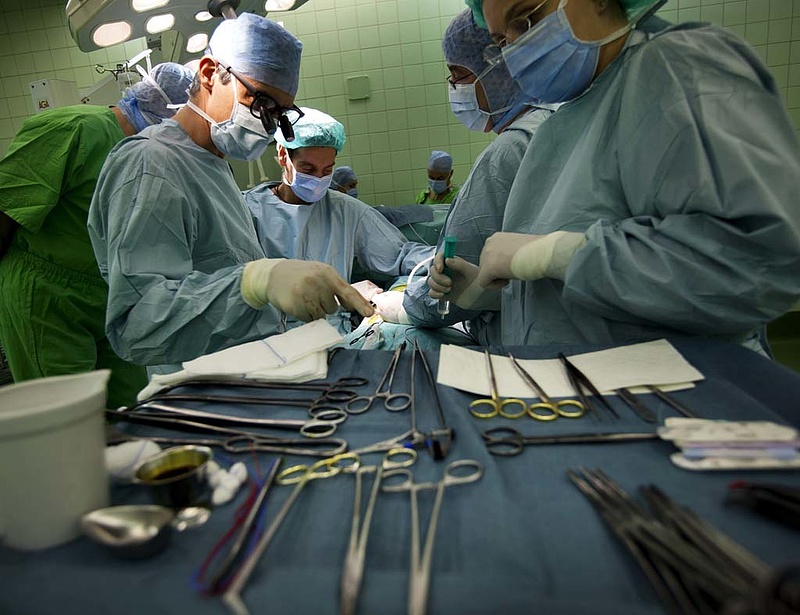 Rövidülhet a térd- és csípőprotézisműtétek várólistája