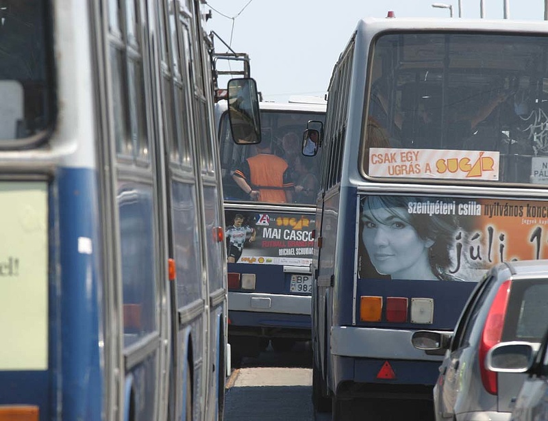 Átfestik a BKV-buszokat