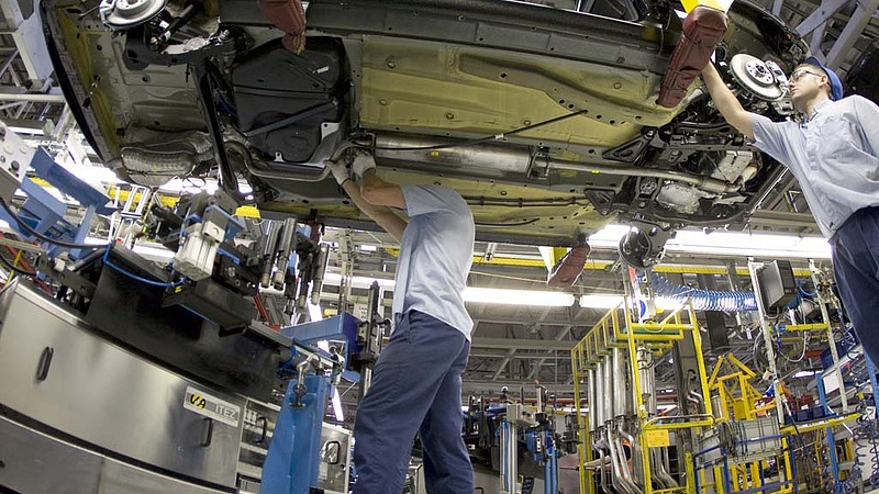 Autóháború az Opel-gyárakban - lengyel munkásokon csattan az ostor