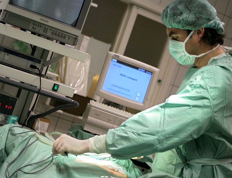 Bekeményítenek az egészségügyis dolgozók - elmaradhatnak a műtétek