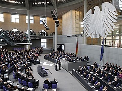 Merkelt határozott fellépésre szólította fel a Bundestag a magyar alaptörvény miatt