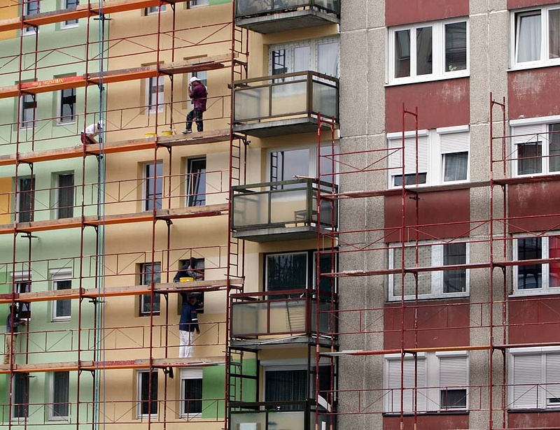 Hatvanezer lakásfelújításról ír a miniszter