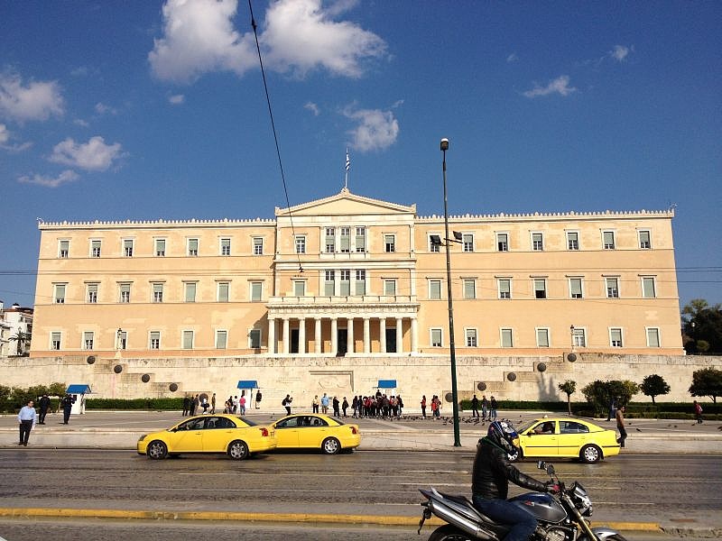 Felosztlatták a görög parlamentet, kiírták az új választásokat