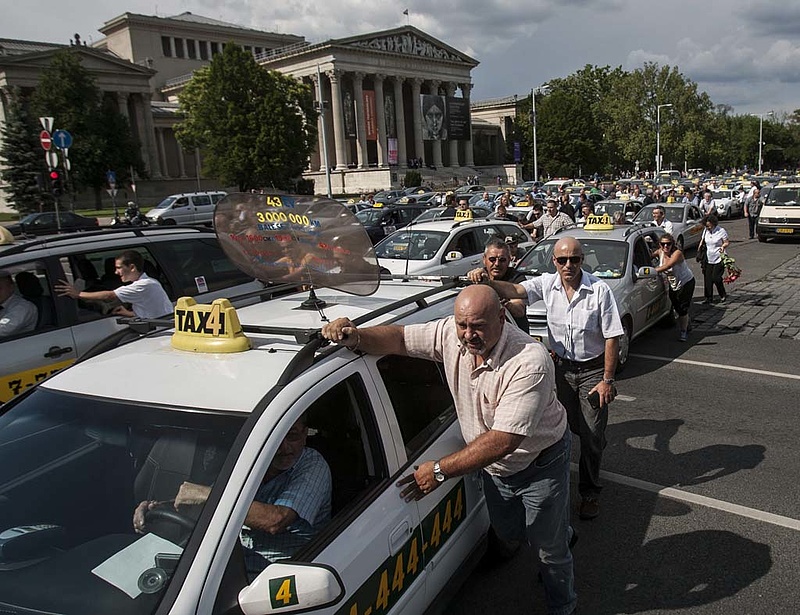Megúszhatja a taxisblokádot Budapest - nem tárgyalnak a rendeletről