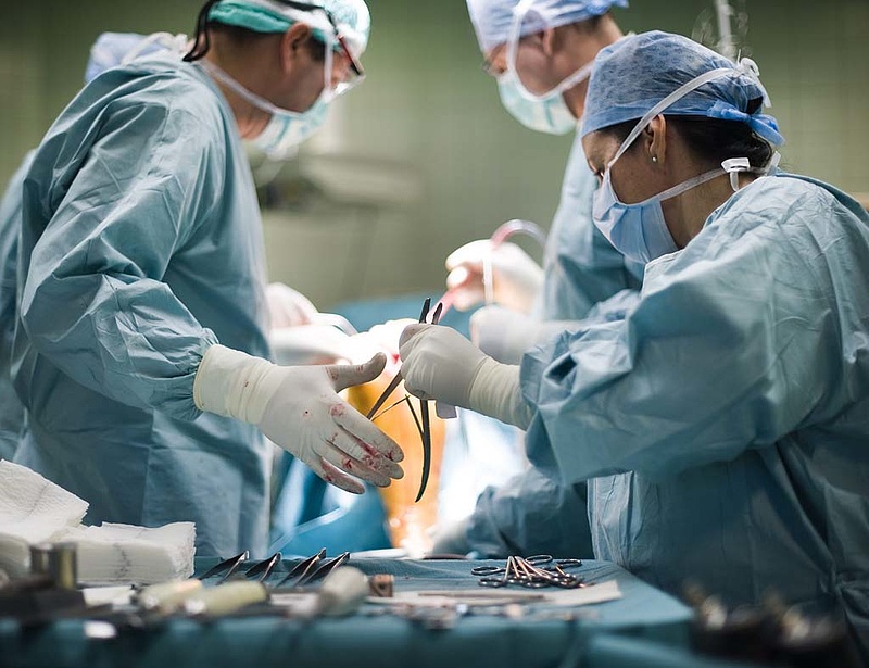 Vádat emeltek egy veszprémi orvos ellen - pénzt kért műtétekért