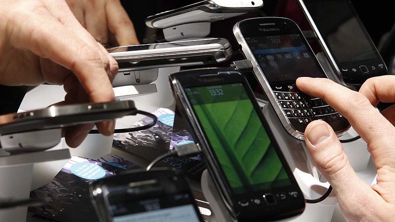 Több száz telefont koboztak el egy kereskedőtől a hatóság emberei