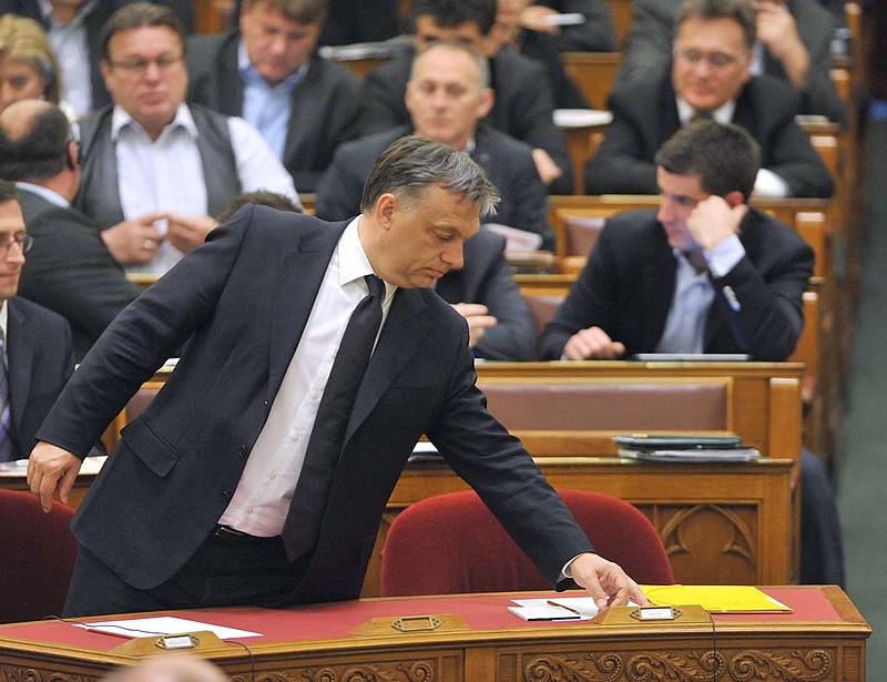 Orbánt a közbeszerzésekről kérdezték 