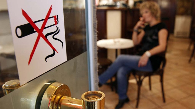 Megtiltották a dohányzást a nyilvános zárt helyiségekben Romániában