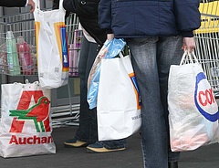 Auchan- és Cora-áruházakra kerülhet lakat