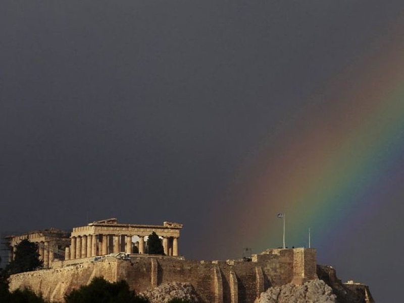 Kezdik visszavinni pénzüket a hazai bankokba a görögök
