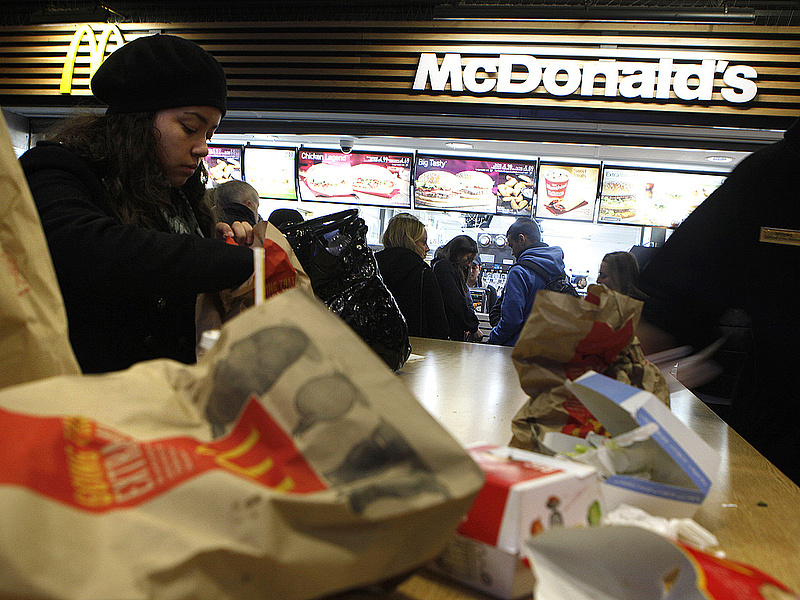 Büntetés a McDonald\'s-nak - darált bőr volt a csirkehúsban
