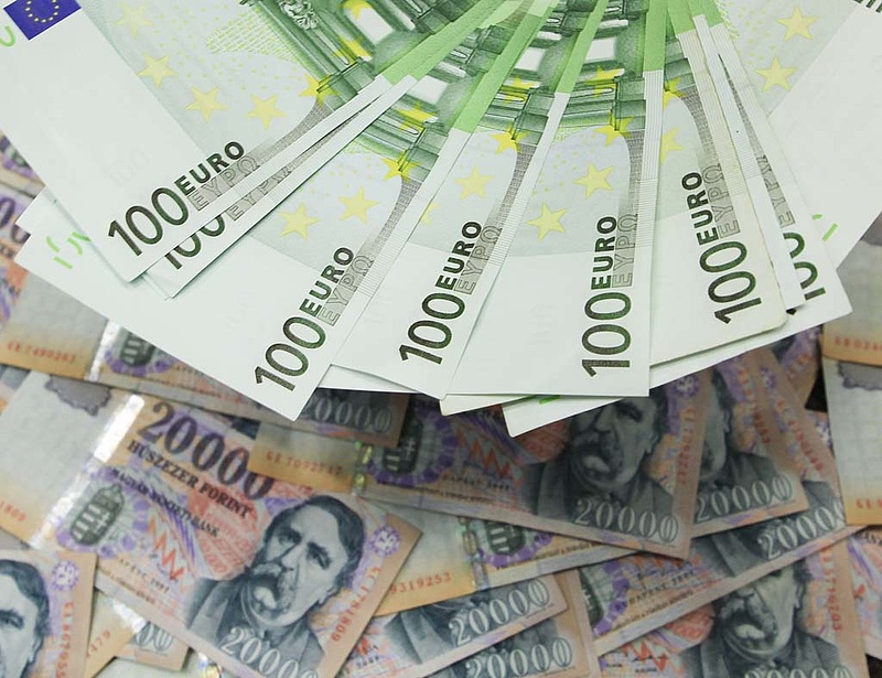 Hamis 100 eurósokat terjesztenek Budapesten