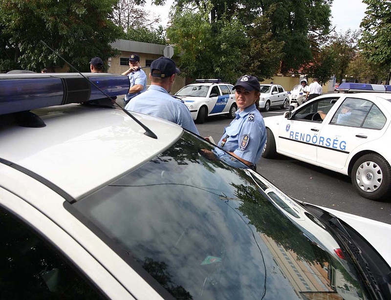 Ötmilliárdért kapnak új autókat a rendőrök