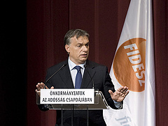 Orbán üzent a diákoknak Brüsszelből