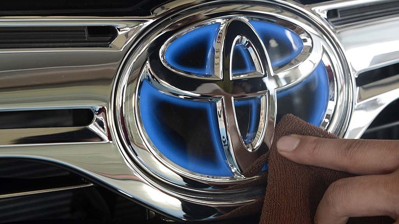 A Toyota 2,4 millió hibrid autót hív vissza