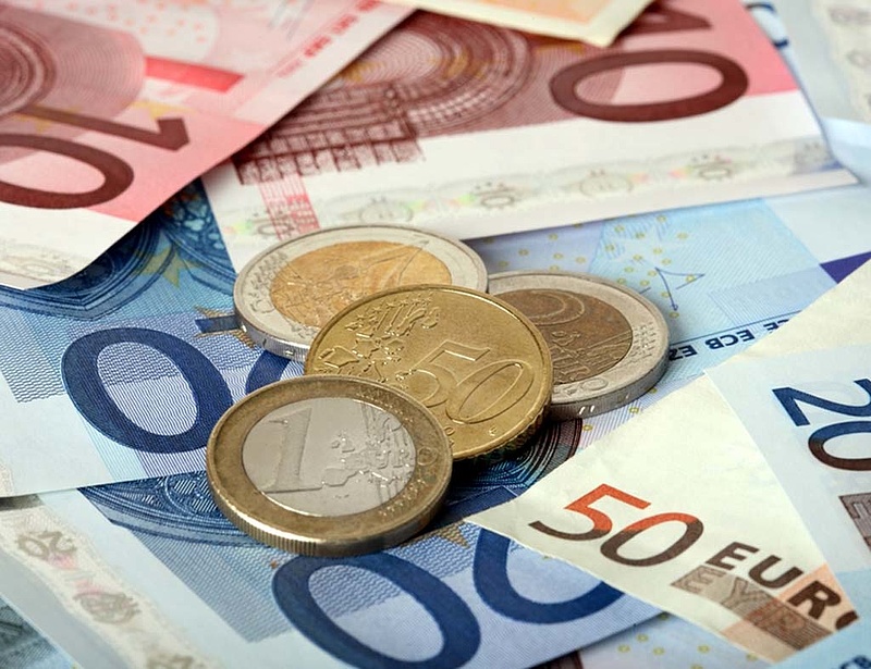 300 forint felett mocorog az euró