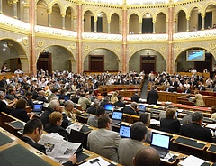 MSZP-s módosítót fogadott el a kormánypárti többség (bővített)
