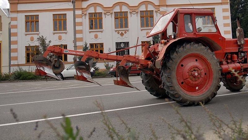 Autósok, figyelem: ellepik a traktorok a főutakat