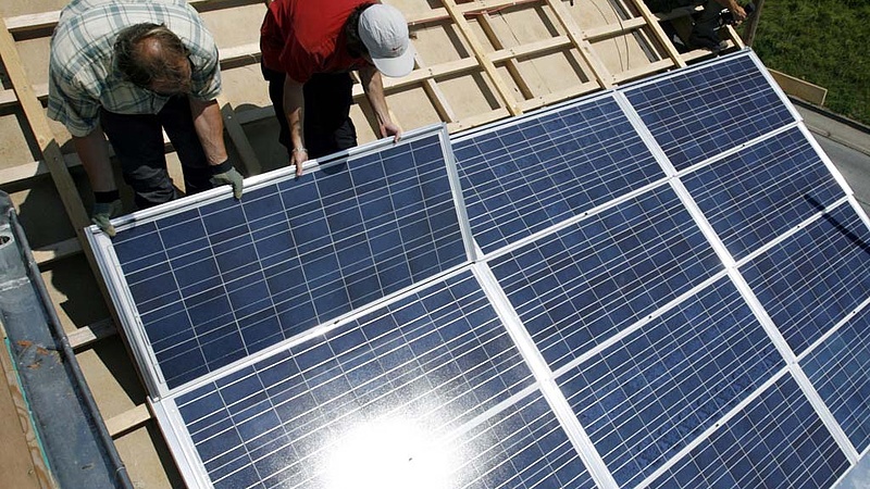 Öntisztítós, önhűtéses napelemes rendszert építettek - kiderült, hogy megéri 