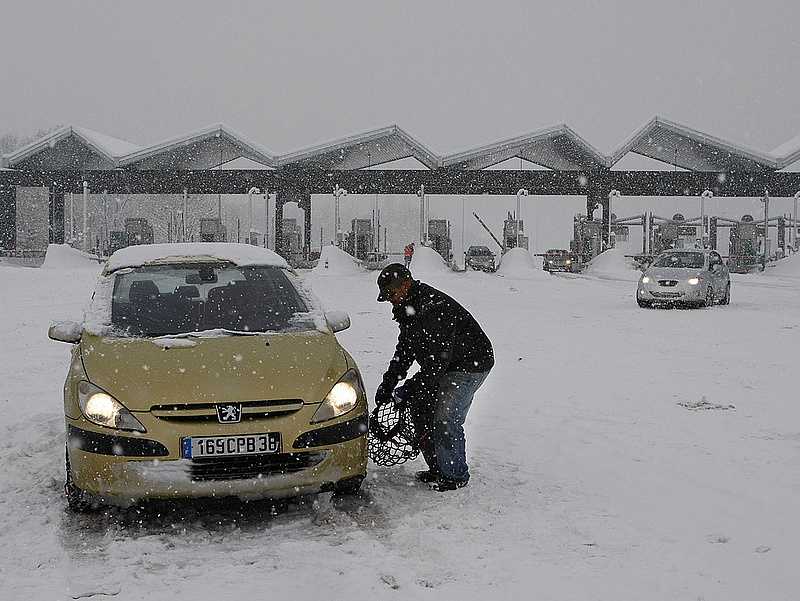 Tizennyolc települést zárt el a hó, több tucat út járhatatlan