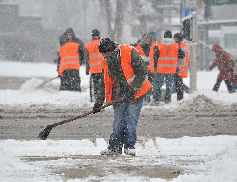 Még mindig havazik, munkagépeket bérelhet a közútkezelő
