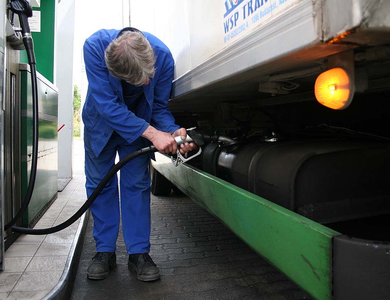 Benzináremeléssel indul 2014