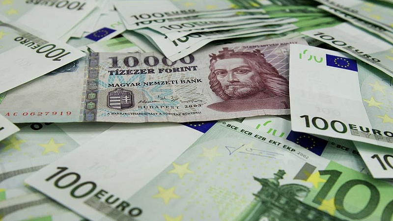 Ismét 330 forint felett jegyzik az eurót