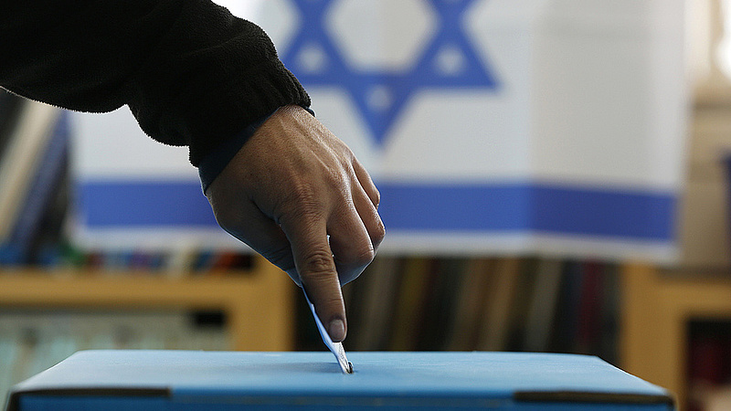 Megkezdődött a parlamenti választás Izraelben, a karanténban lévőknek sátrakat állítottak fel