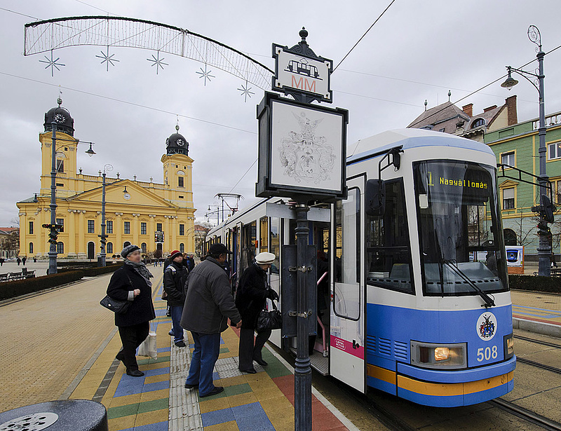 Közmunkások eltávolították a DK plakátjait Debrecenben