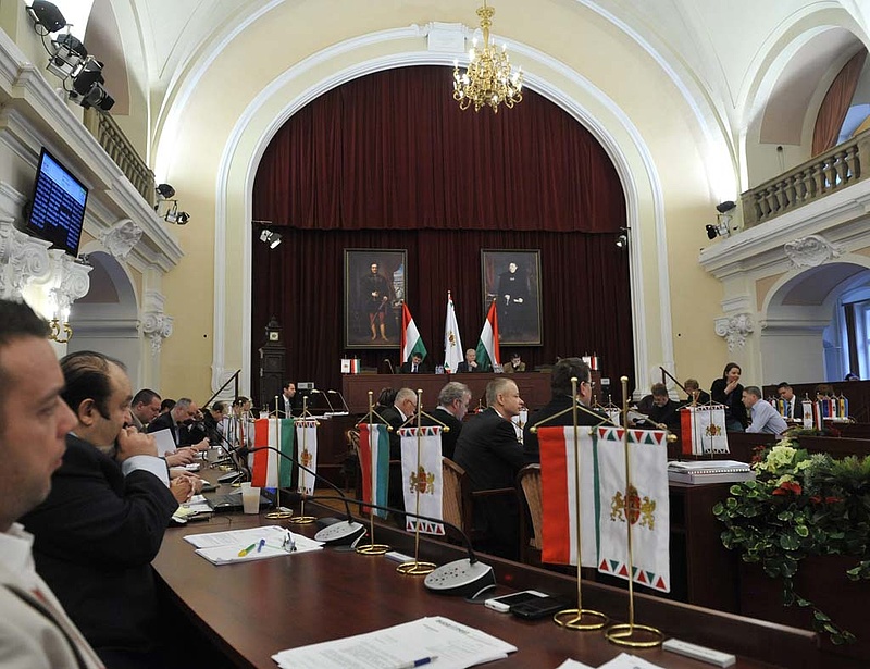 A Fidesz tovább faragja az önkormányzati törvényt