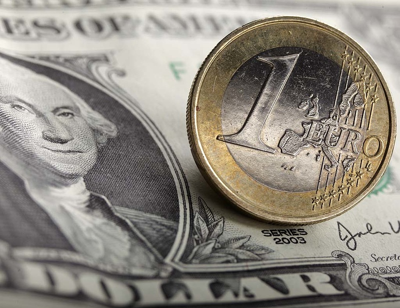 Esik tovább a forint -296 forinton az euró