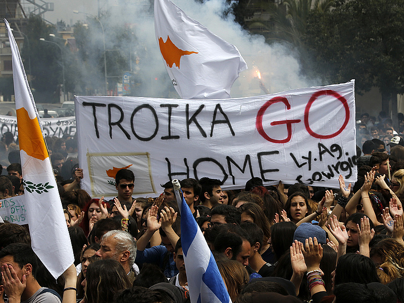 Újabb megszorításokat sürget a trojka Görögországban