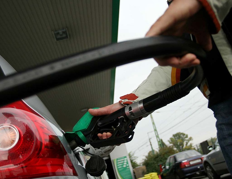 Nagyot fordult a benzinár - ennyit spórolt Magyarország