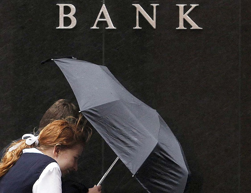 Év végéig ezreket rúghatnak ki a bankok