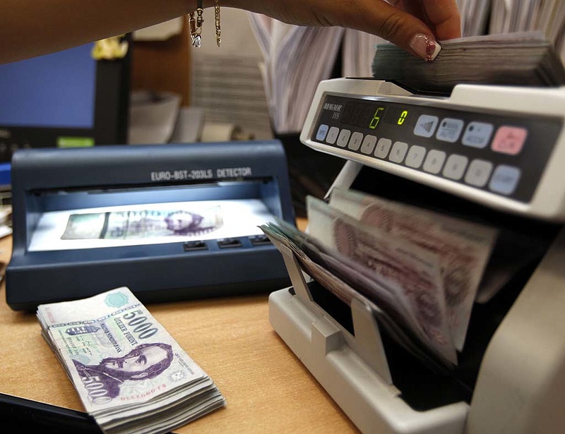 A tranzakciós díj áthárításáért bírságolt bankot a PSZÁF