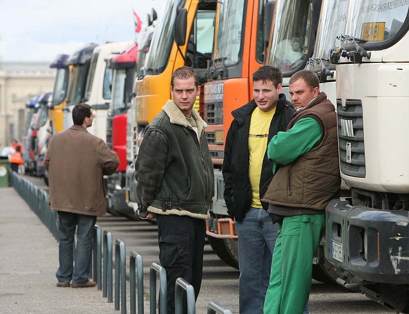 Lezárták a legfontosabb szerb-horvát határátkelőt a teherforgalom előtt