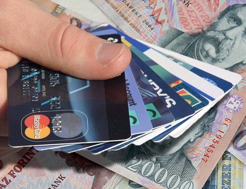 Online vásárlás: a futárnak is bankkártyával fizetnének