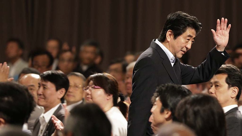 Bocsánatkéréssel távozik a japán kormányfő