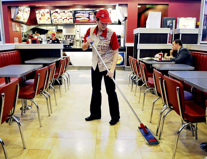 Elveszett száz magyar McDonald\'s-alkalmazott - ennyi a bér a hazai gyorséttermekben