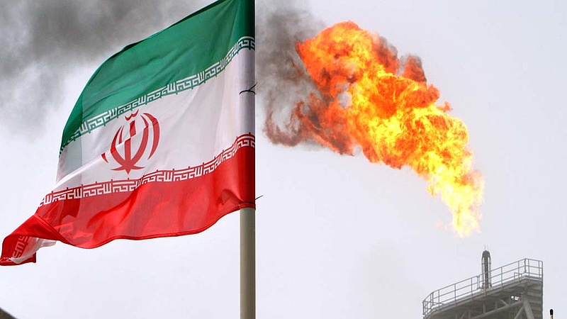 Irán bekeményit: egyelőre nem csökkenti olajtermelését