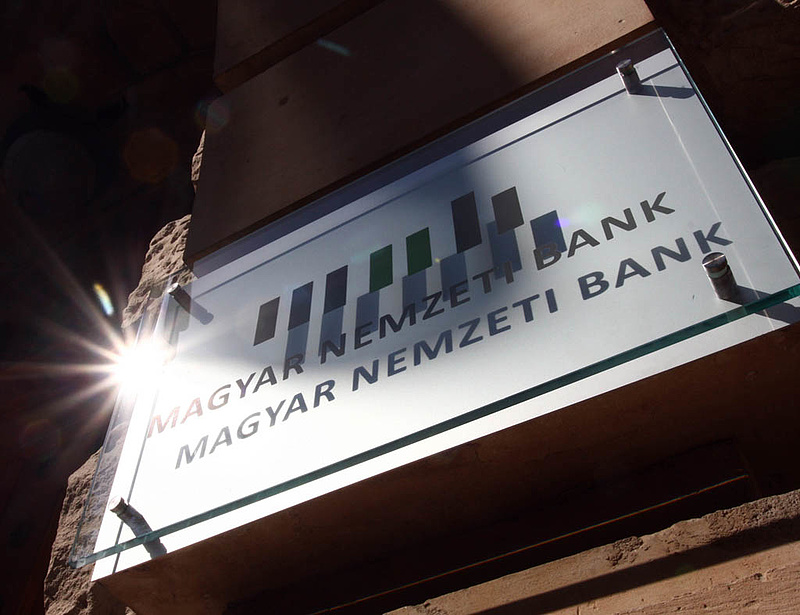 Sorban álltak a bankok az MNB pénzéért