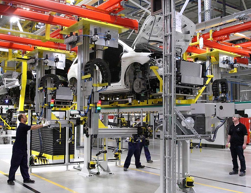 A járműipar húzza a termelést - elemzők