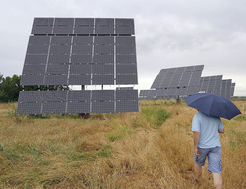 Egymilliárd forintot ad a kormány a csornai napelemgyárra