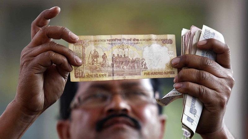 Indiában kivonják a forgalomból a két legnagyobb címletű bankjegyet