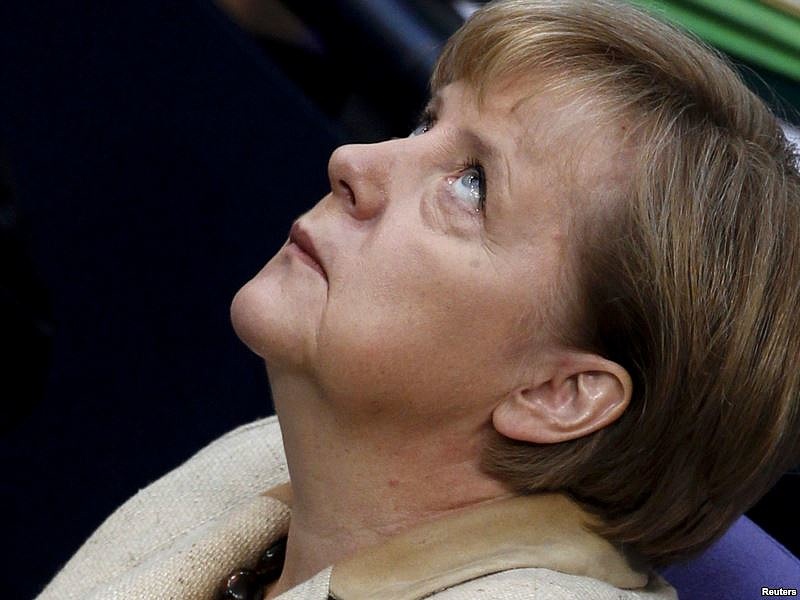 Több tízezren támadják Merkel - náci politikushoz hasonlítják 