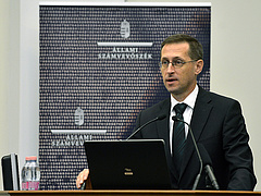 Varga: a kormány benyújtja saját adósmentő javaslatát