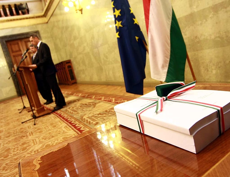 Miért sietnek Orbánék? - ízekre szedik a kormány lépését