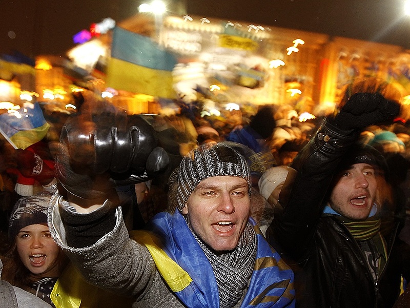 A német kormány az ukrán tüntetők mellé állt