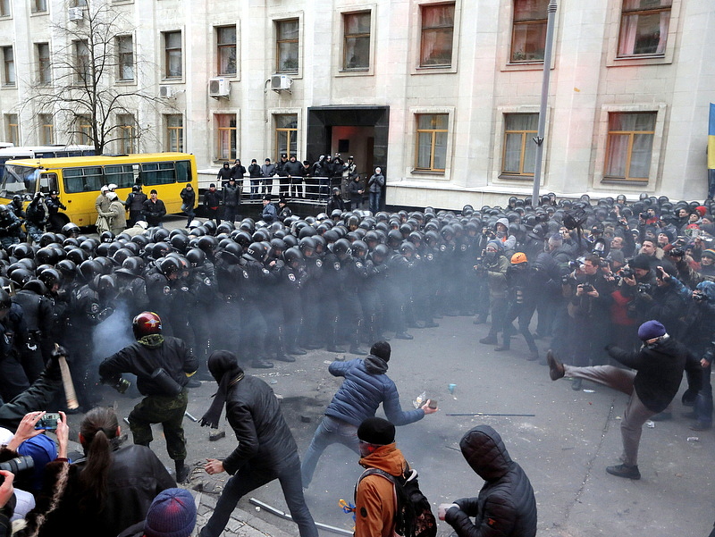 Eldurvult a helyzet - Összecsaptak a tüntetők a rohamrendőrökkel Kijevben
