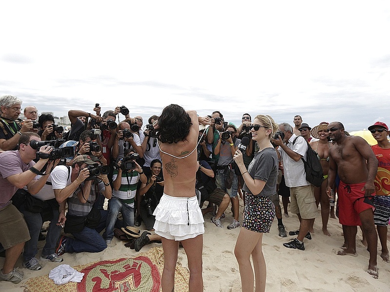 Kudarcba fulladt a topless tüntetés